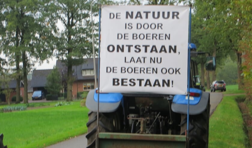 Dit keer ook trekkers met leuzen bij het raadhuis. Foto: Bernhard Harfsterkamp