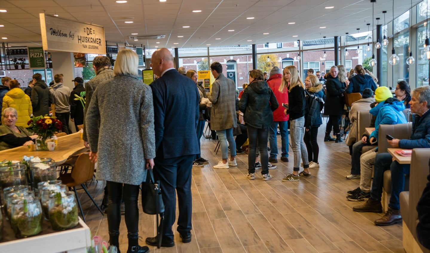 Drukte in de Huiskamer van Leussink. Foto: Marcel te Brake