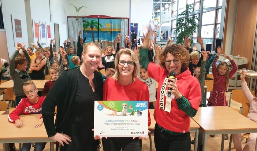 Uitreiking van de cheque. Foto: PR