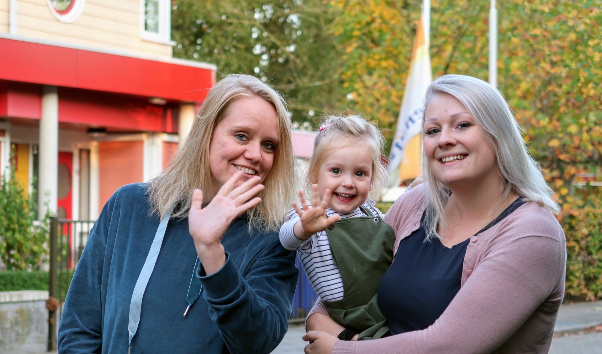 Chantal Hartvelt (l) en Ilse van Dijk (r) starten begin volgend jaar met kinderopvang Dreamzzz in Vorden. De kleine Liv (2) ziet het al helemaal zitten. Foto: Luuk Stam