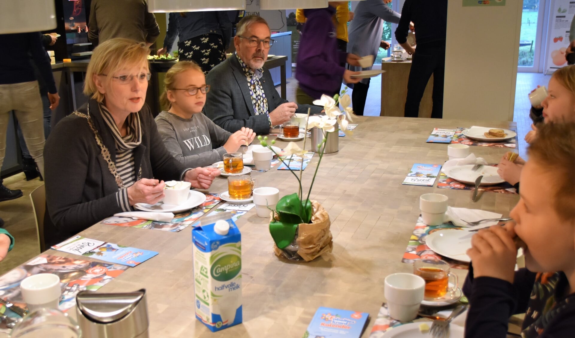Burgemeester Marianne Besselink en wethouder Evert Blaauw aan de ontbijttafel met kinderen van de Dorpsschool uit Halle. Foto: Alice Rouwhorst