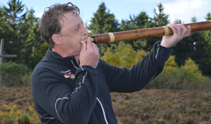 Onderweg kunnen de wandelaars genieten van de warme klanken van de midwinterhoorns.