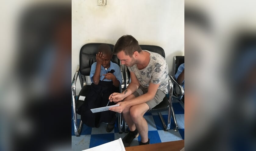 Zoon Gerben bezig met de screening van één van de kinderen. Foto: eigen foto