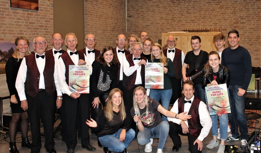 Enkele mannen van het Beltrums Mannenkoor samen met enkele dames en heren van Fabuleous Fif-teen en band. Foto: PR