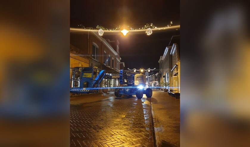 De kerstversiering is aangebracht met behulp van een hoogwerker. Foto: PR