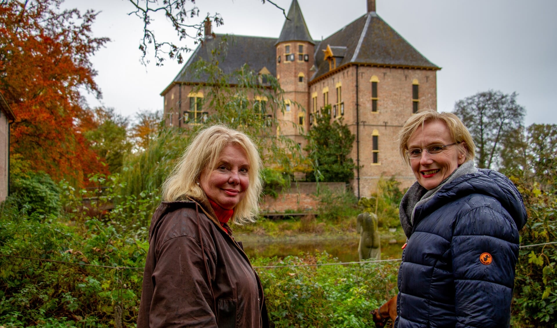Eigenares van Kasteel Vorden, Karin de Rouw en burgemeester Marianne Besselink bij het kasteel. Foto: Liesbeth Spaansen