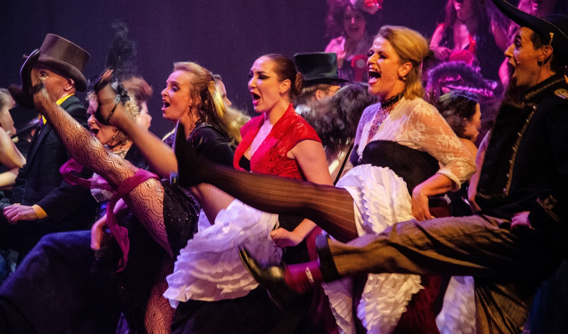 De cast van het WMT danst vol enthousiasme. Foto: Sanne Wevers