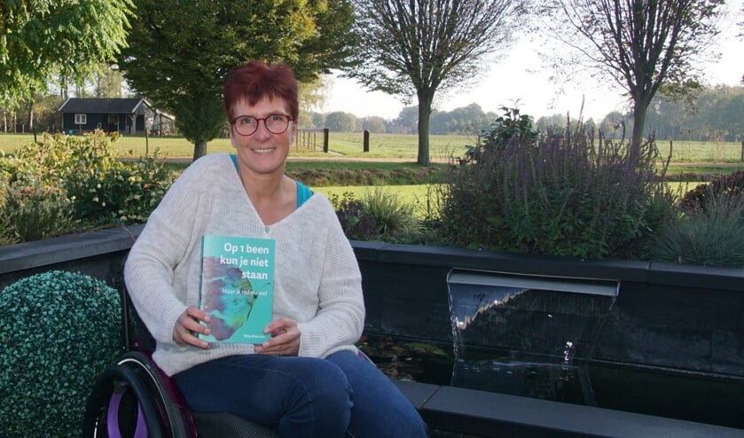 Willy Wienholts met haar boek. Foto: Frank Vinkenvleugel