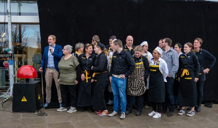 Tijn Leussink spreekt de wachtende toe, net voor de opening. Naast hem tante Rikie. Foto: Marcel te Brake