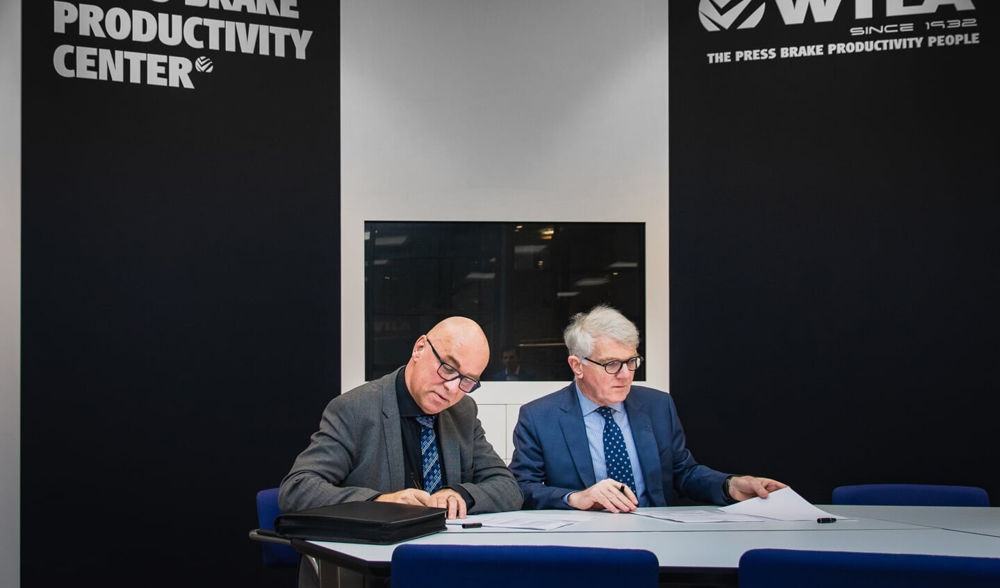 Jan Brunshorst (l, Kreunen Bouw) ondertekent samen met Hans Willemsen (r, WILA) de papieren voor de start van WILA's tweede productievestiging. Foto: Elmar Jense 