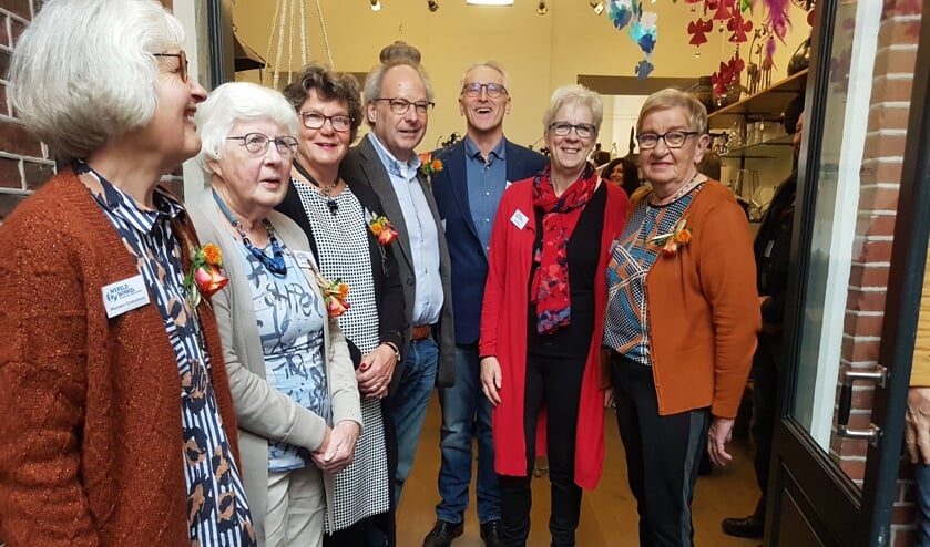 De jubilarissen en de voorzitter. Vlnr. Marieke Grotenhuis, Joke Offenberg, Meggy Pothof, Peter Pothof, Joop Koopmanschap, Agnes Baack en Ria Nales. Foto: Mark Ebbers
