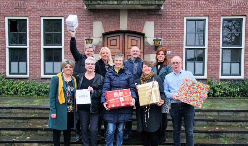 Lang niet alle deelnemende ondernemers waren beschikbaar op het fotomoment, maar enthousiast over de actie is men zeker. Foto: Frank Vinkenvleugel