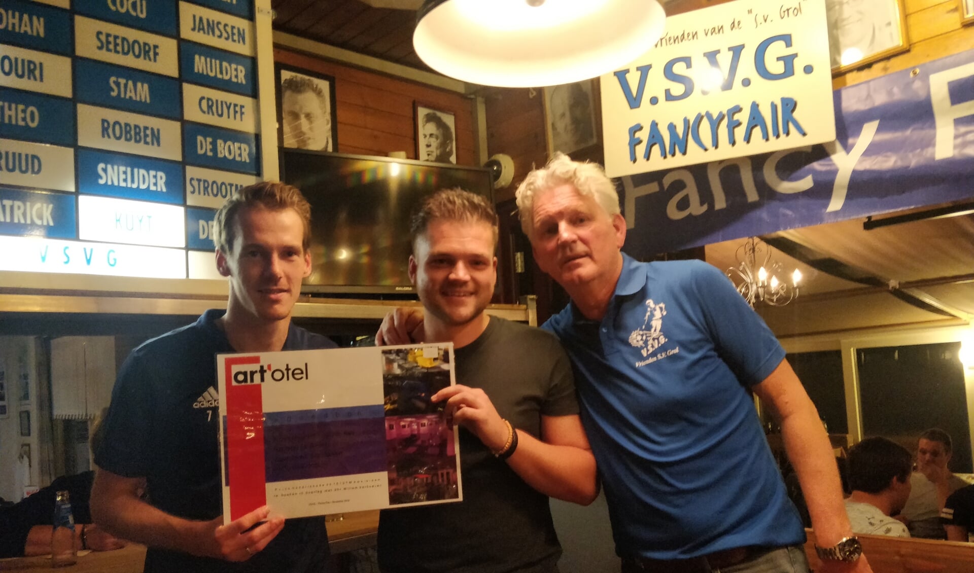 Bob Meuleman mag zijn prijs in ontvangst nemen uit handen van Wouter Rexwinkel (links) en Geert Jan Stokkers (rechts). 