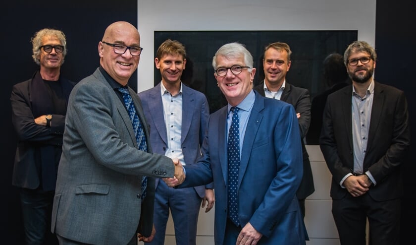 V.l.n.r.: Wim Maas (Maas Architecten), Jan Brunshorst (Kreunen Bouw), Frank Rouweler (WILA), Hans Willemsen (WILA), Bart Kempers (WILA) en Jorrit Hulshof (Maas Architecten). Foto: Elmar Jense