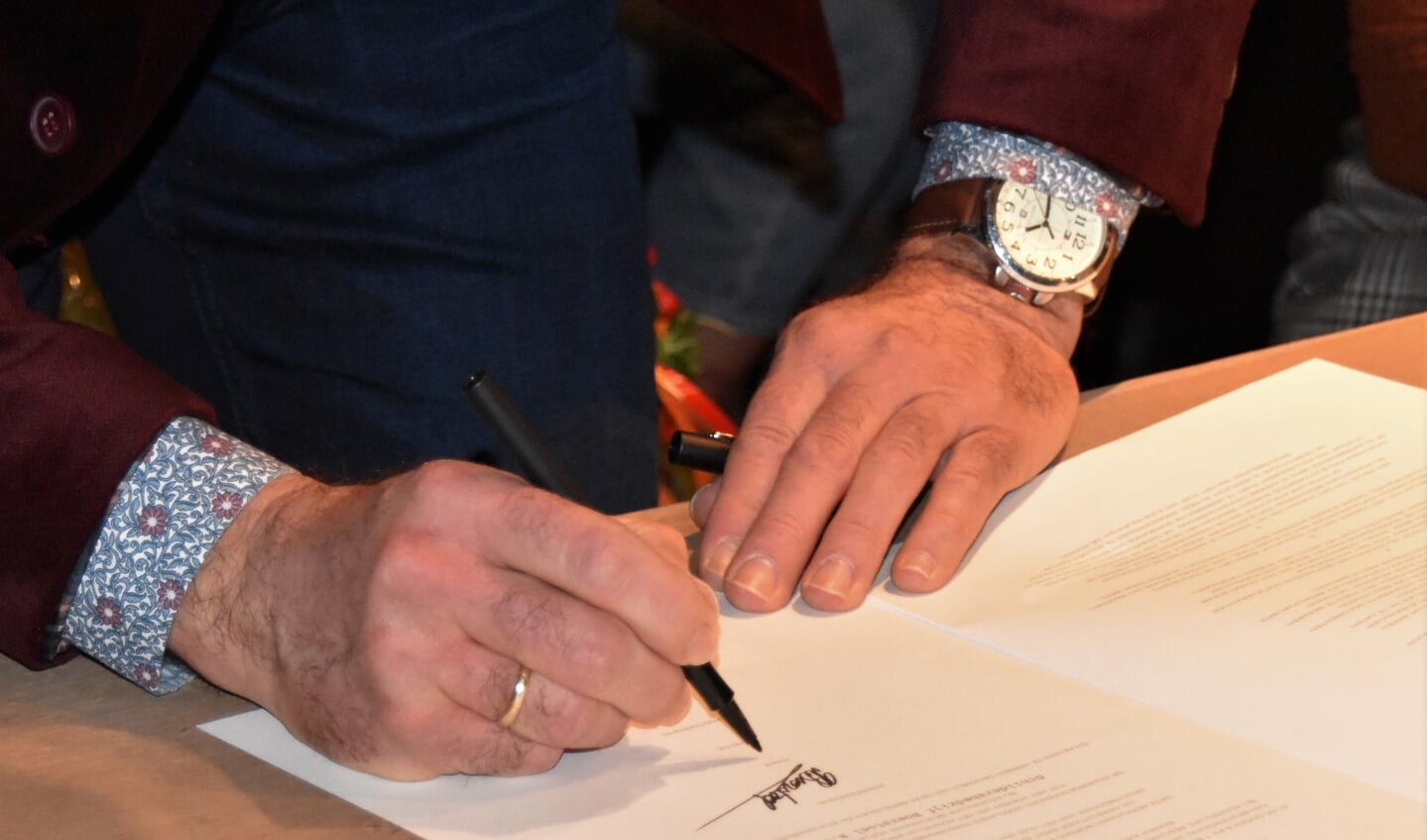 De handtekening is gezet. Het is nu officieel. Schildersbedrijf Boerstoel heeft het predicaat Hofleverancier. Foto: Alice Rouwhorst