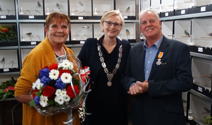 Burgemeester Marianne Besselink tussen Evert Berns en zijn echtgenote. Foto Willy Hermans