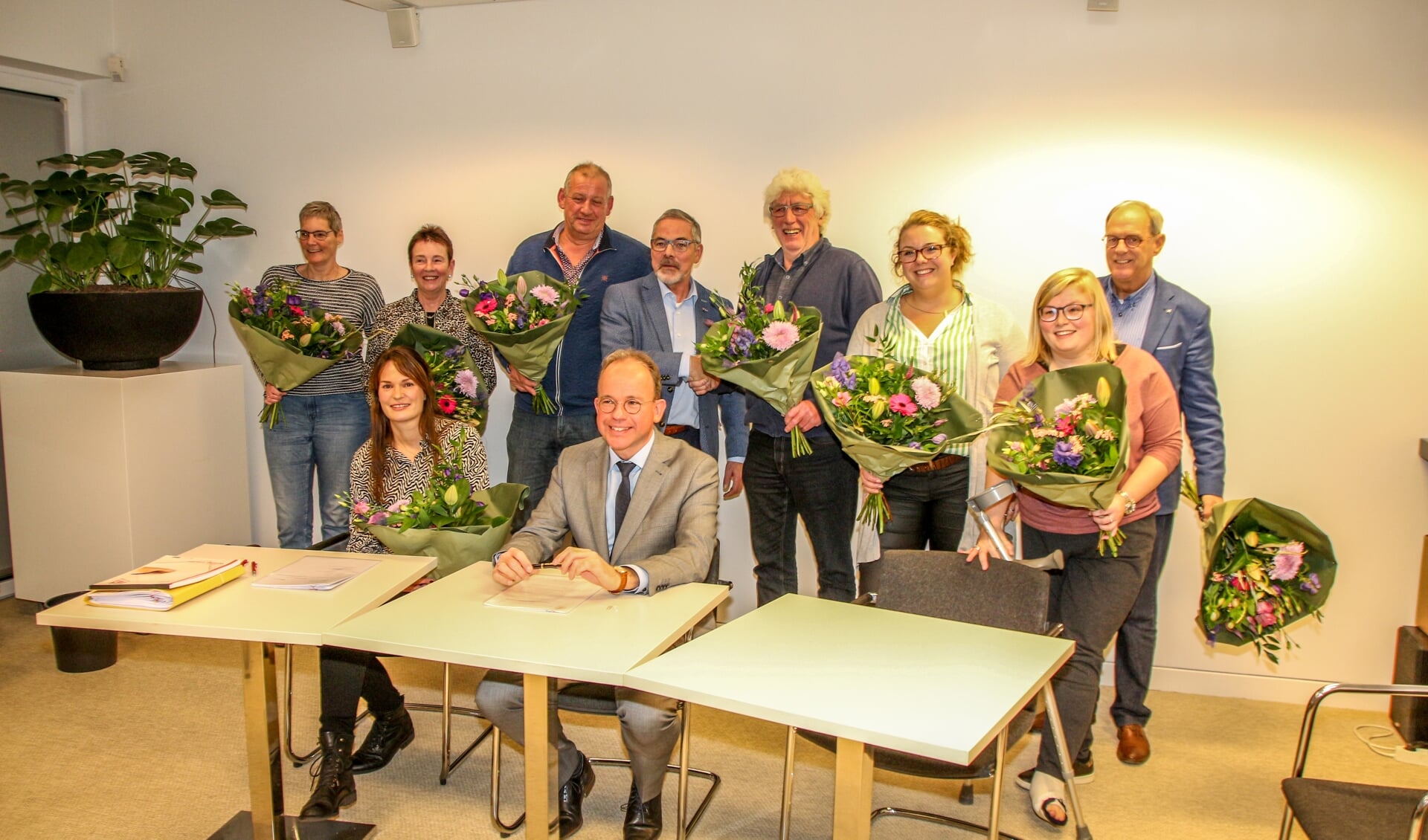 De bestuursleden van de Federatie van Bronckhorster muziekverenigingen ontvingen een bos bloemen. Midden voor notaris Jeroen Blankestijn, midden achter wethouder Evert Blaauw. Foto: PR