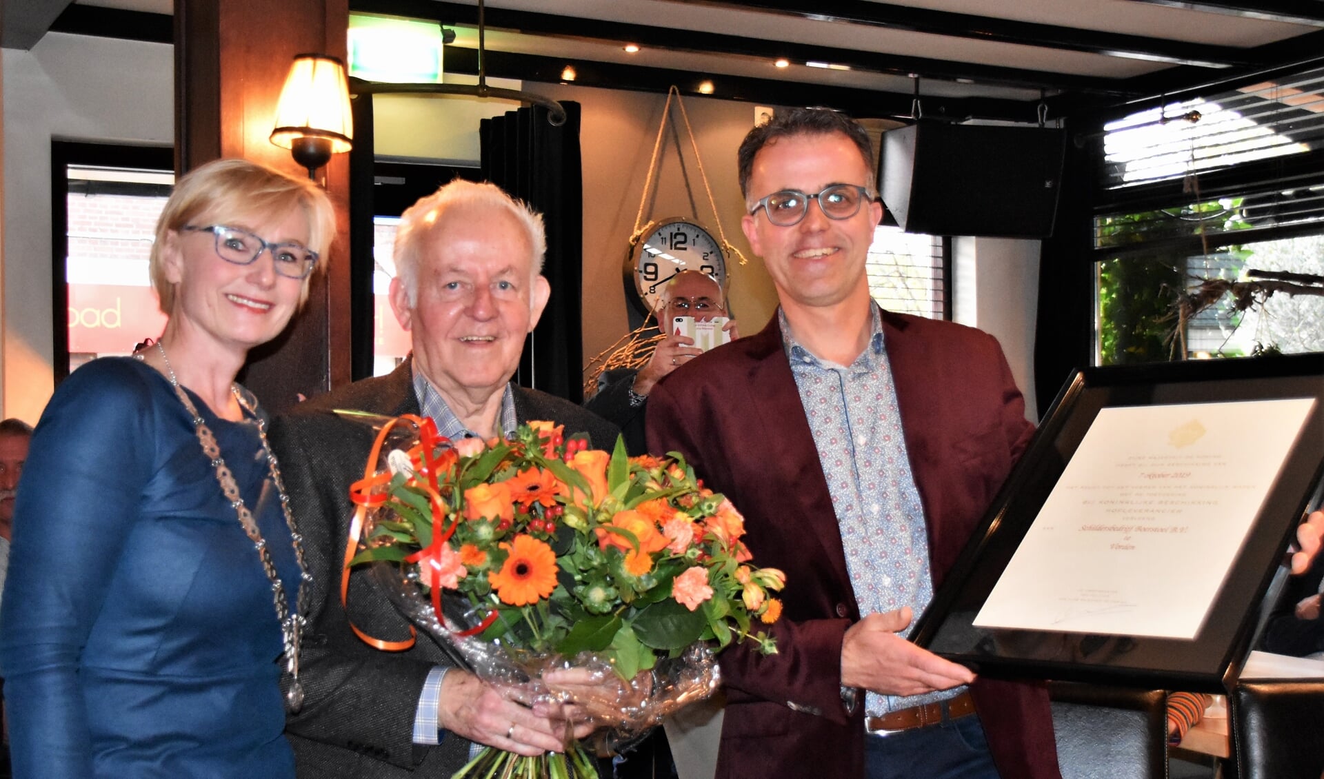 Een trotse Johan Boerstoel met zijn zoon Dick en burgemeester Marianne Besselink. Foto: Alice Rouwhorst