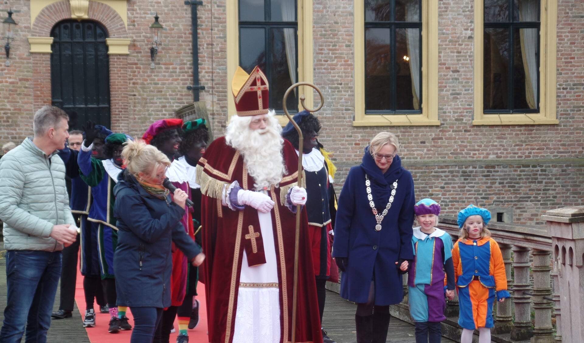 Sinterklaas werd onder meer door burgemeester Marianne Besselink en door de voorzitter van de Vordense Ondernemers Vereniging Peter Besselink (l) welkom geheten. Foto's: Jan Hendriksen