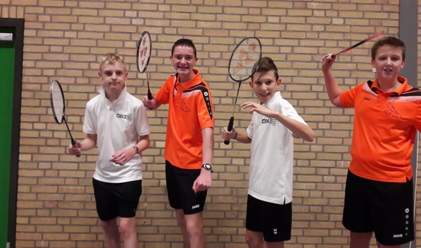 Jeugdspelers van de badmintonverenigingen Vorden (Flash) en Hengelo (HBC) Eldo de Kraker, Kai Nieuwenhuis, Max Reerink en Stef Weijers samen in de competitie voor jeugd. Foto: Mart de Kraker