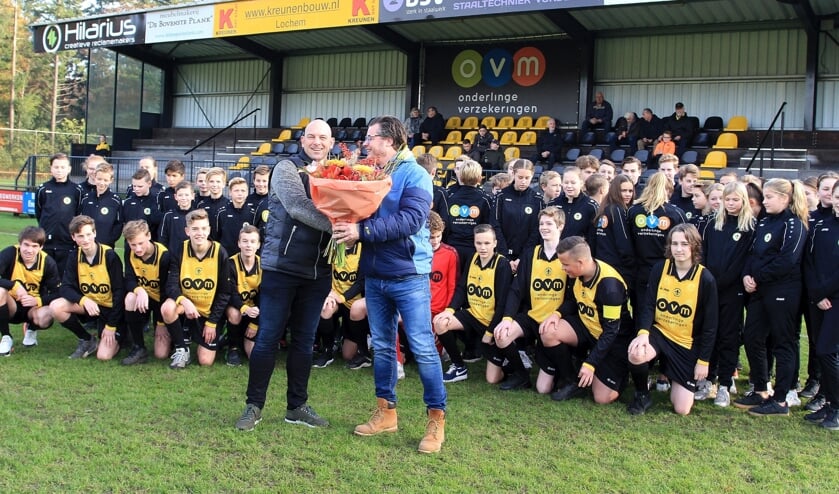 Sponsor Ard Kettelerij van OVM ontving een bos bloemen in het bijzijn van de vier jeugdteams van v.v. Vorden. Foto: PR