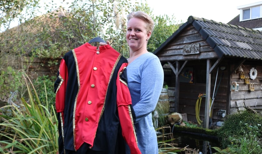 Trudy Koning ter Heege - Jonkman met haar pietenpak die ze gratis mag gebruiken van J. vd Hoevenschool. Foto: Arjen Dieperink
