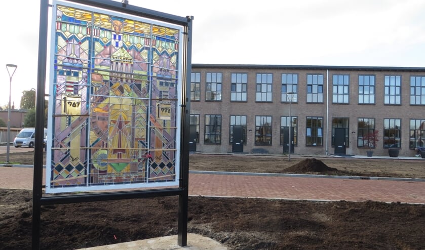 Het glas-in-loodraam uit de oude school is weer te zien. Foto: Bernhard Harfsterkamp