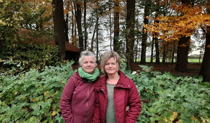Christine Derksen en Edith van Emmerik zamelen zoveel mogelijk geld in om mama's op Lesbos te helpen. Foto: Meike Wesselink