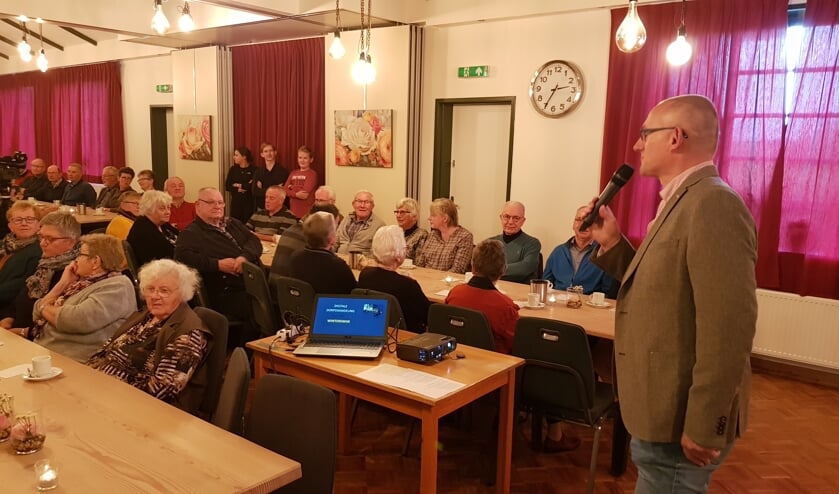 Gert-Jan te Gronde roept de aanwezigen op om ook op de inloopmiddagen te komen in gebouw Juliana Woold. Foto: Han van de Laar