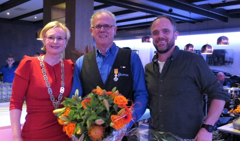 Burgemeester Marianne Besselink, Freek Groot Nibbelink en zijn zoon Jorick. Foto: Josée Gruwel