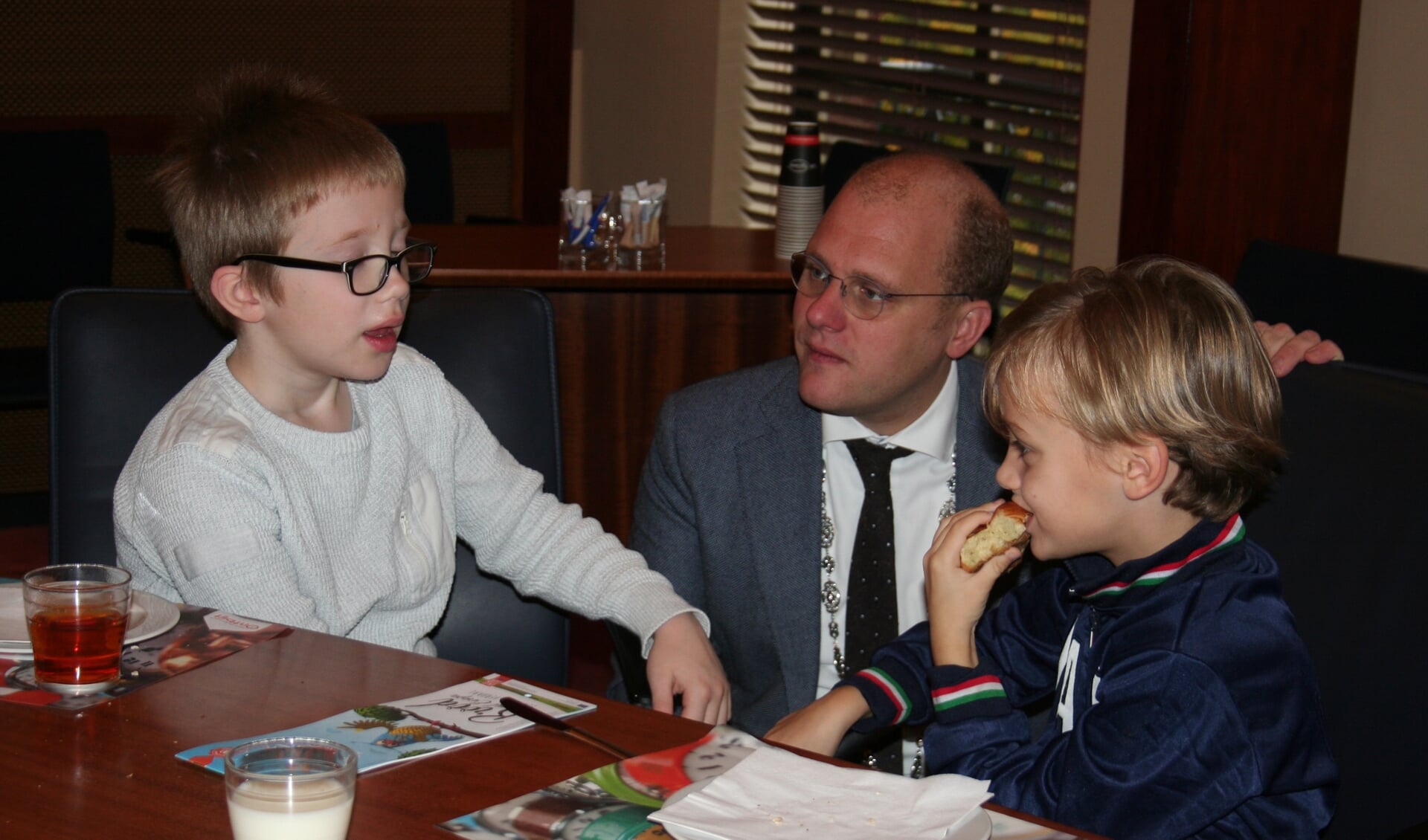 Burgemeester Bengevoord in gesprek met de leerlingen van de Julianiaschool. Foto: Verona Westera