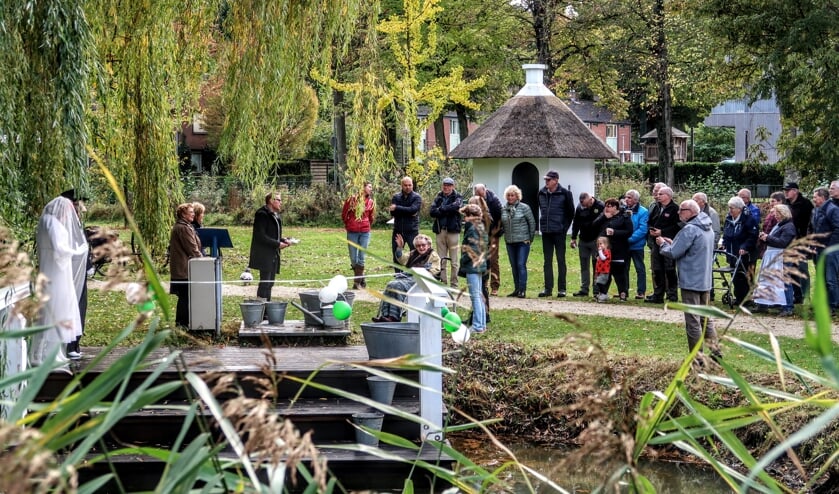 Wethouder Buunk opende zaterdagmiddag de nieuwe wasstoep in Park De Bleijke in Hengelo. Mevrouw Tijdink (zwaaiend) knipte samen met hem een lintje door. Foto: Luuk Stam