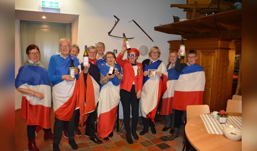 Het eendagsbestuur Meidoornstraat/ Esdoornstraat / Kastanjelaan bezorgde de Vrouwen van Nu een vrolijke avond. Foto: Diny Oosterlaken