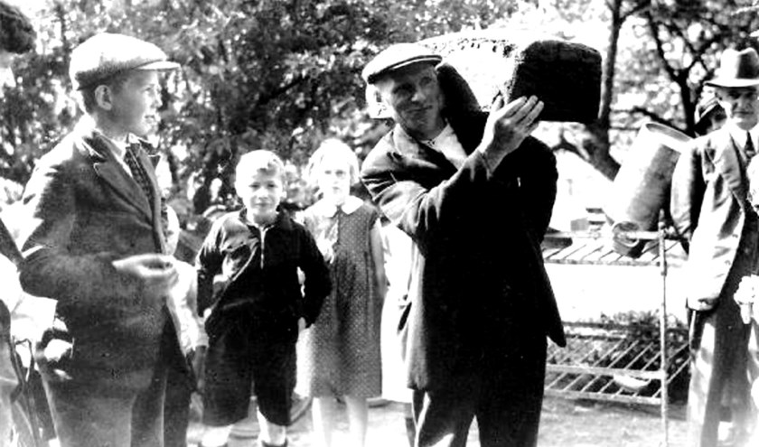 In 1926 wordt een roggebrood van 70 pond aangeleverd bij de Muldersfluite. Foto: Erfgoed Centrum Achterhoek-Liemers