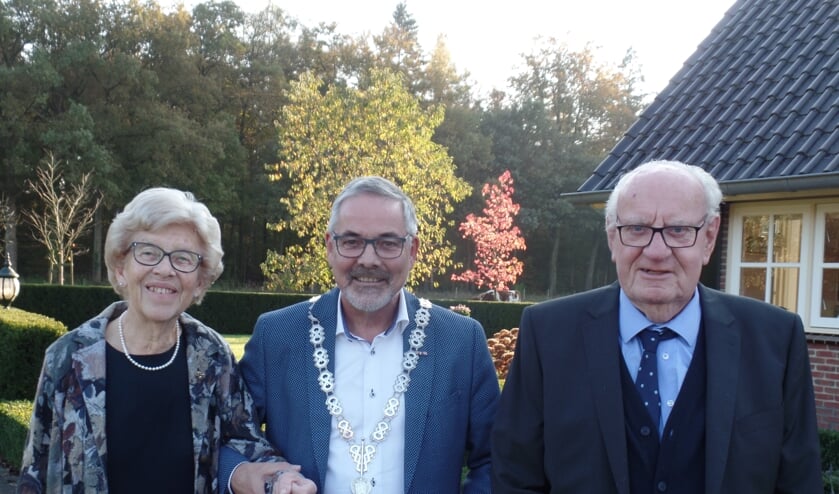 Antoon en Gerrie Klein Nengerman met wethouder Evert Blaauw. Foto: Jan Hendriksen.