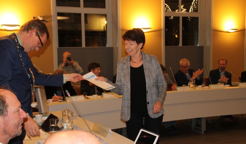 In sneltempo reikt burgemeester Anton Stapelkamp de certificaten uit aan de deelnemers aan de cursus gemeentepolitiek, allen vrouwen. Foto: Lydia ter Welle