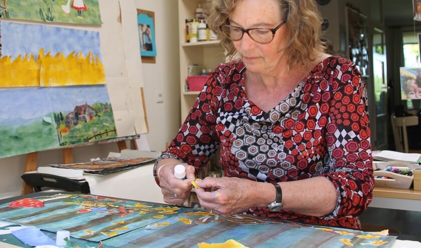 Ineke ten Have aan het werk in haar atelier. Foto: Annekée Cuppers