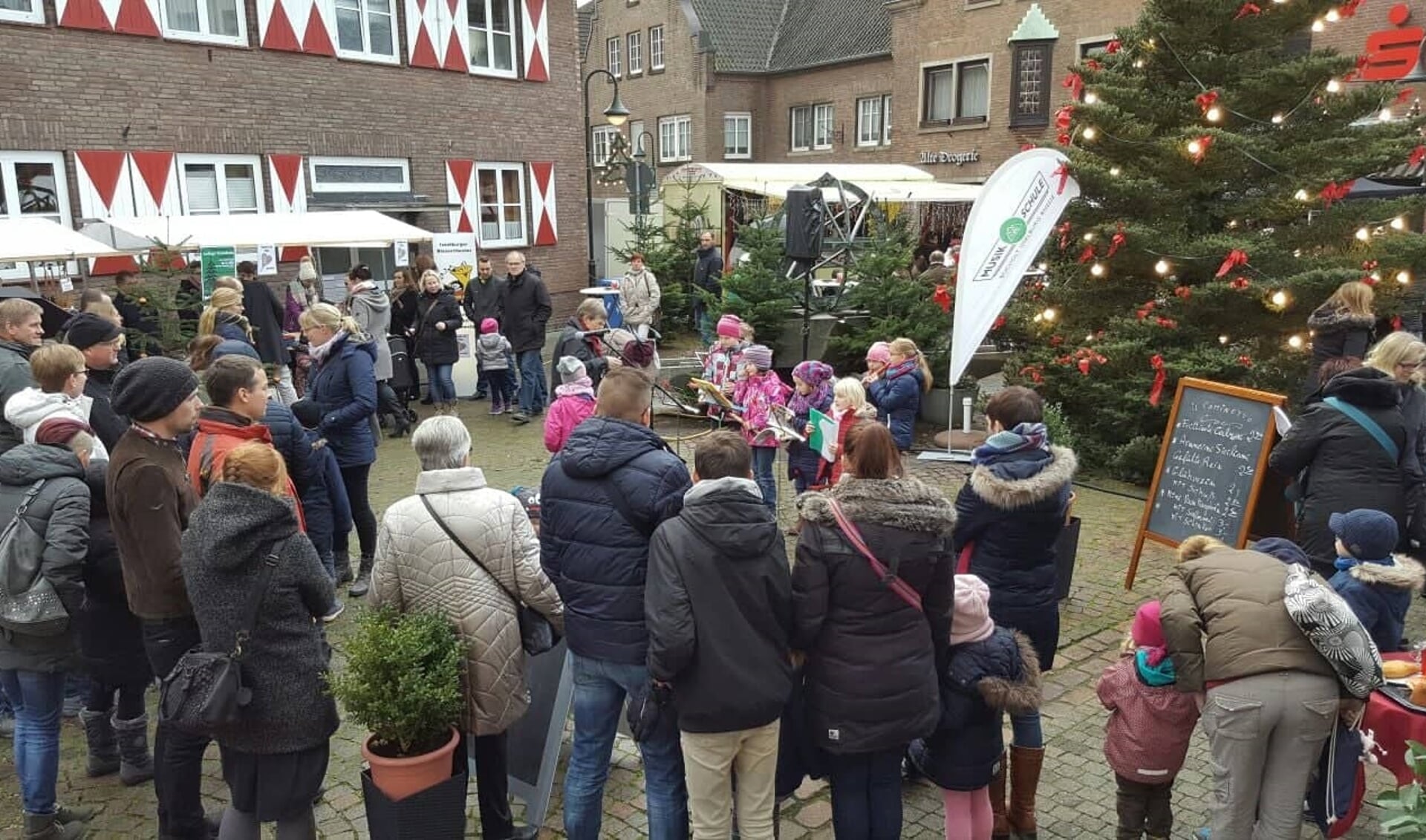 Gezelligheid op de kerstmarkt in Anholt. Foto: PR