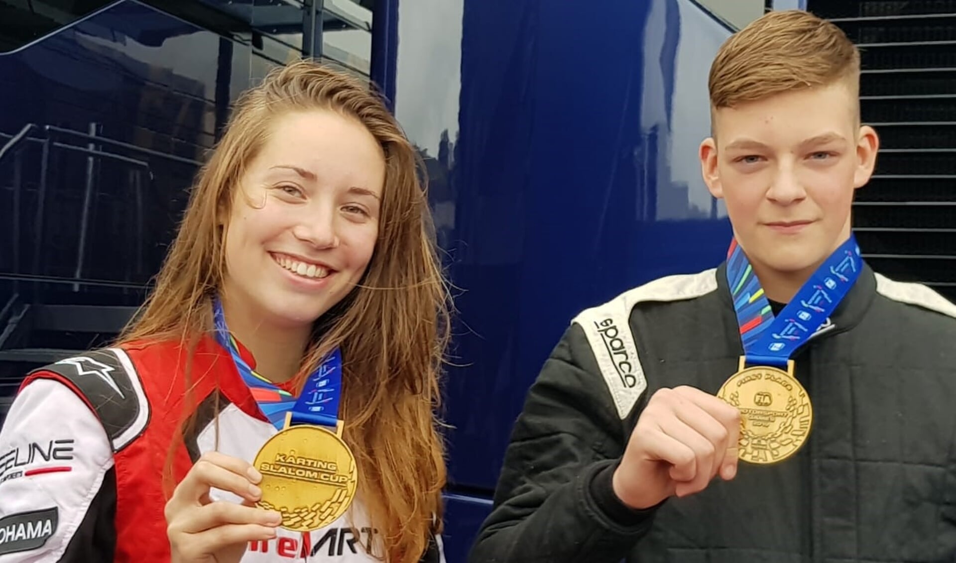 Karter Bastiaan van Loenen (r) en teamgenote Nina Pothof trots op hun gouden medaille. Foto: Alex van Loenen