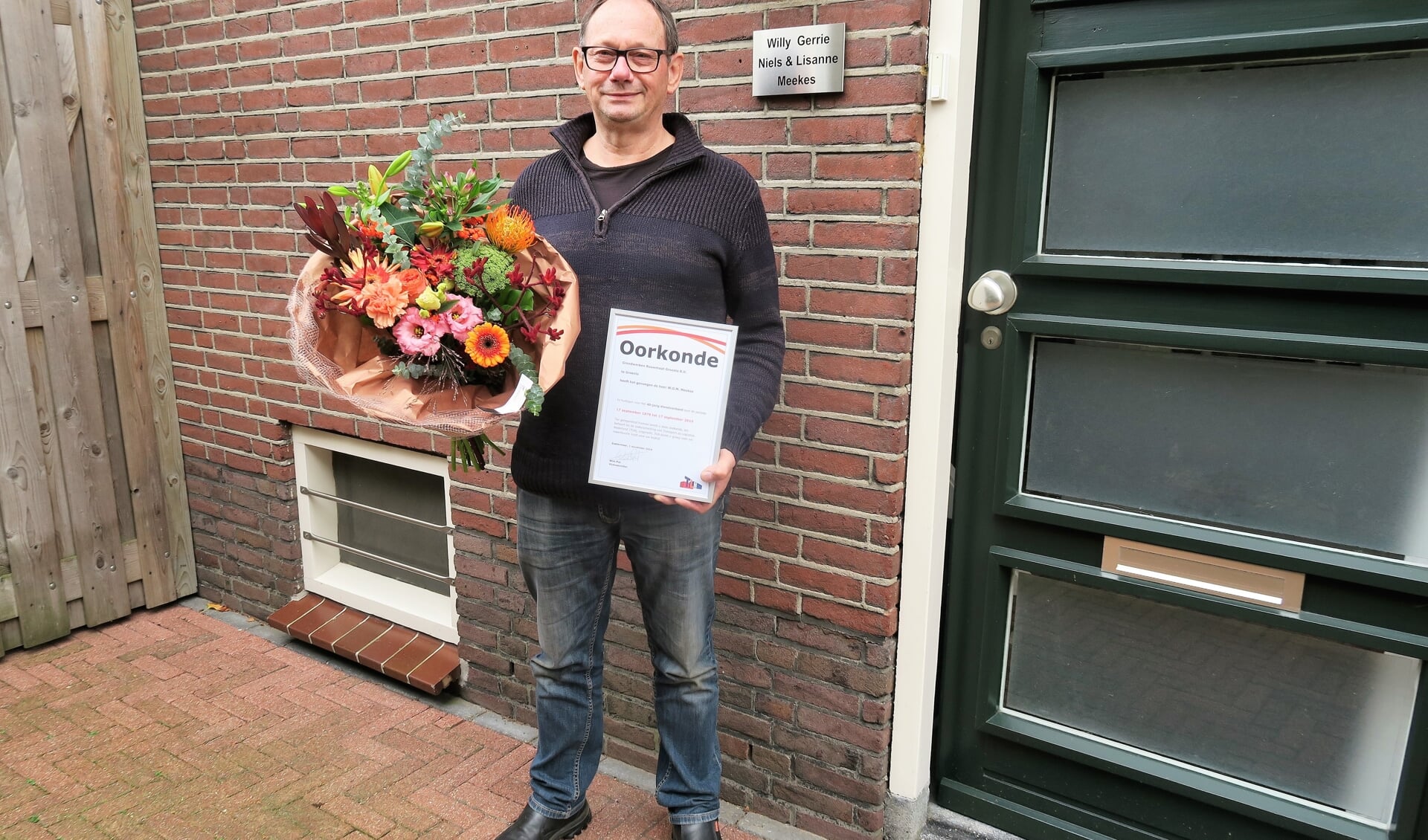 Jubilaris Willy Meekes voor zijn woning aan de Nieuwe Groeneweg in Groenlo. Foto: Theo Huijskes