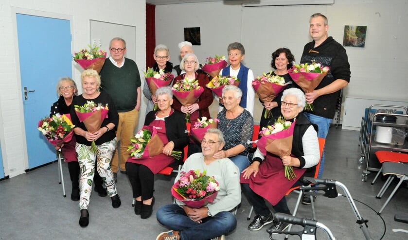 Een bloemetje en een bon van de bakker uit de buurt voor de vrijwilligers van het sociaal eetcafé. Foto Hans ten Brinke