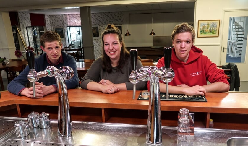 Gerben Bruil, Jolien Mensink en Theo Harmsen (v.l.n.r) spelen mee in de Revue van Jong Gelre Vorden-Warnsveld. Foto: Luuk Stam