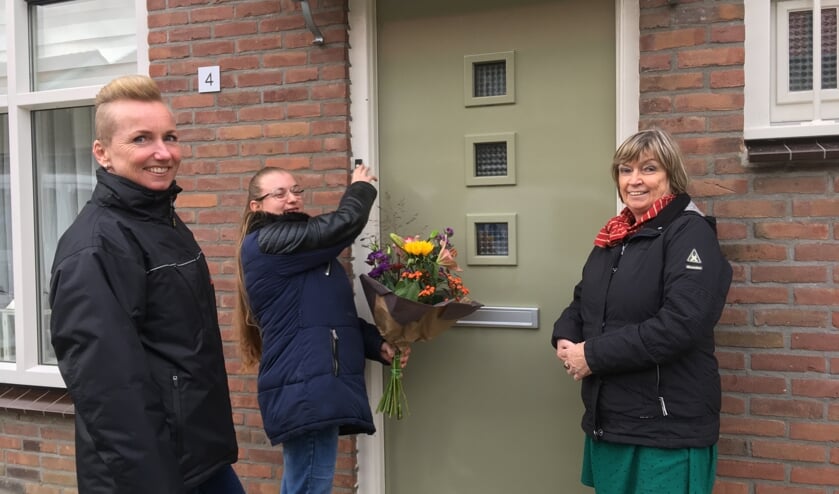 De Beste buur wordt verrast met een bloemetje. Foto: PR