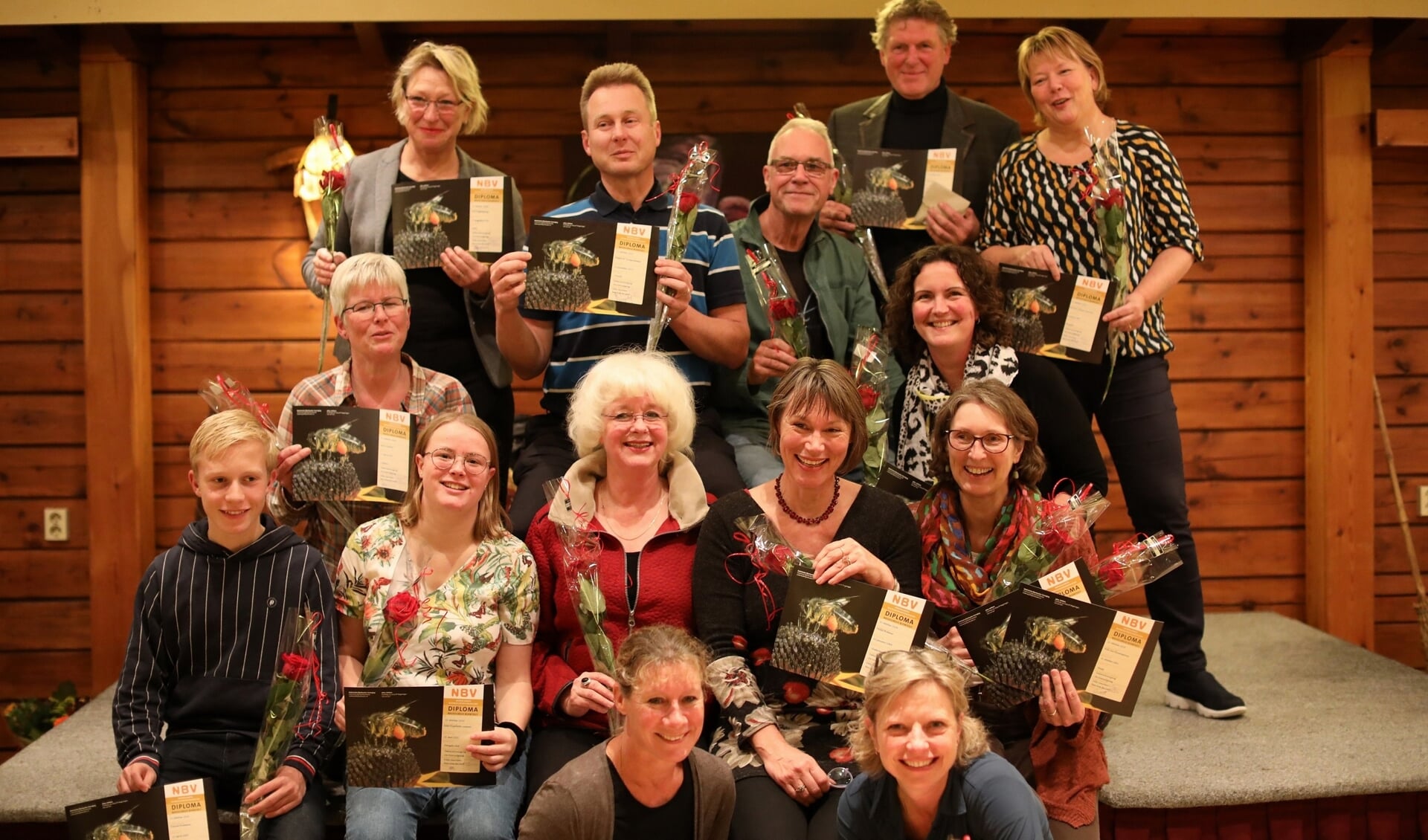 De gediplomeerde imkers met hun bijenteeltleraar Ben Som de Cerff. Foto: Raymond Bouwman