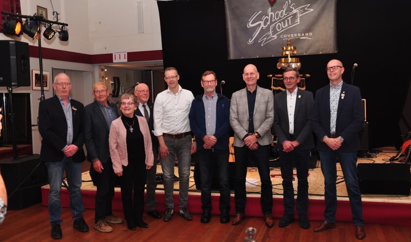 Eddy Rondeel, Frans Oolthuis, Paulien Broshuis, Willie Pierik, Sandor Pierik, Wim Heutinck, Servy Oolthuis, Jos Krabbenborg, Manfred Heutinck (vlnr) werden gehuldigd. Foto: Marco Douw
