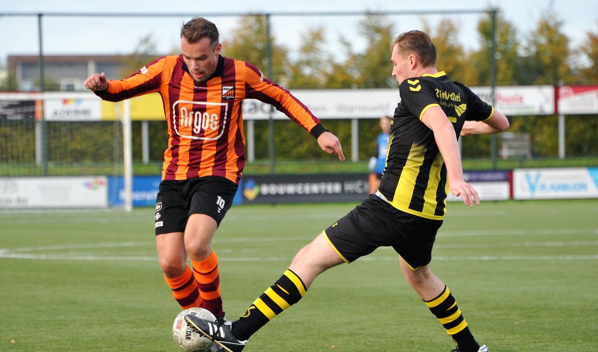 Luuk Meijer van FC Zutphen (l) is sterk aan de bal. Foto: Hans ten Brinke
