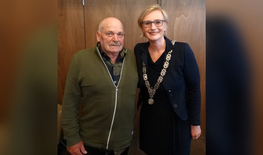 Held Anton Arendsen met burgemeester Besselink. Foto: Willy Hermans