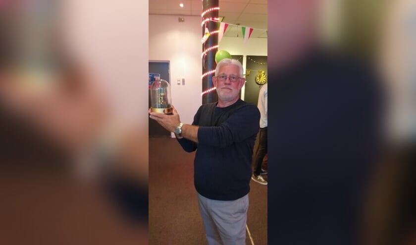 Johan Vaanhold met de miniatuur-handpers. Foto: PR