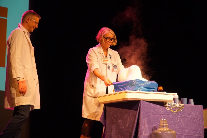 Vrouwelijke professor Grijshaar liet spectaculaire effecten zien. Foto: PR