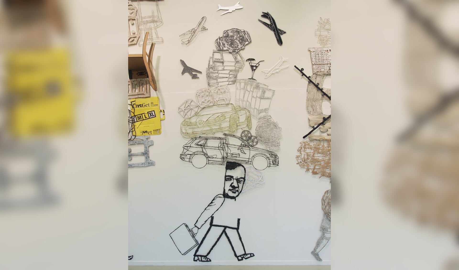 Werk van Gabi Rets: assemblage wandelaar met auto. Foto: PR